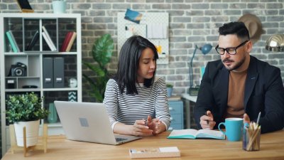 Jonge collega's vertellen steeds vaker wat ze verdienen